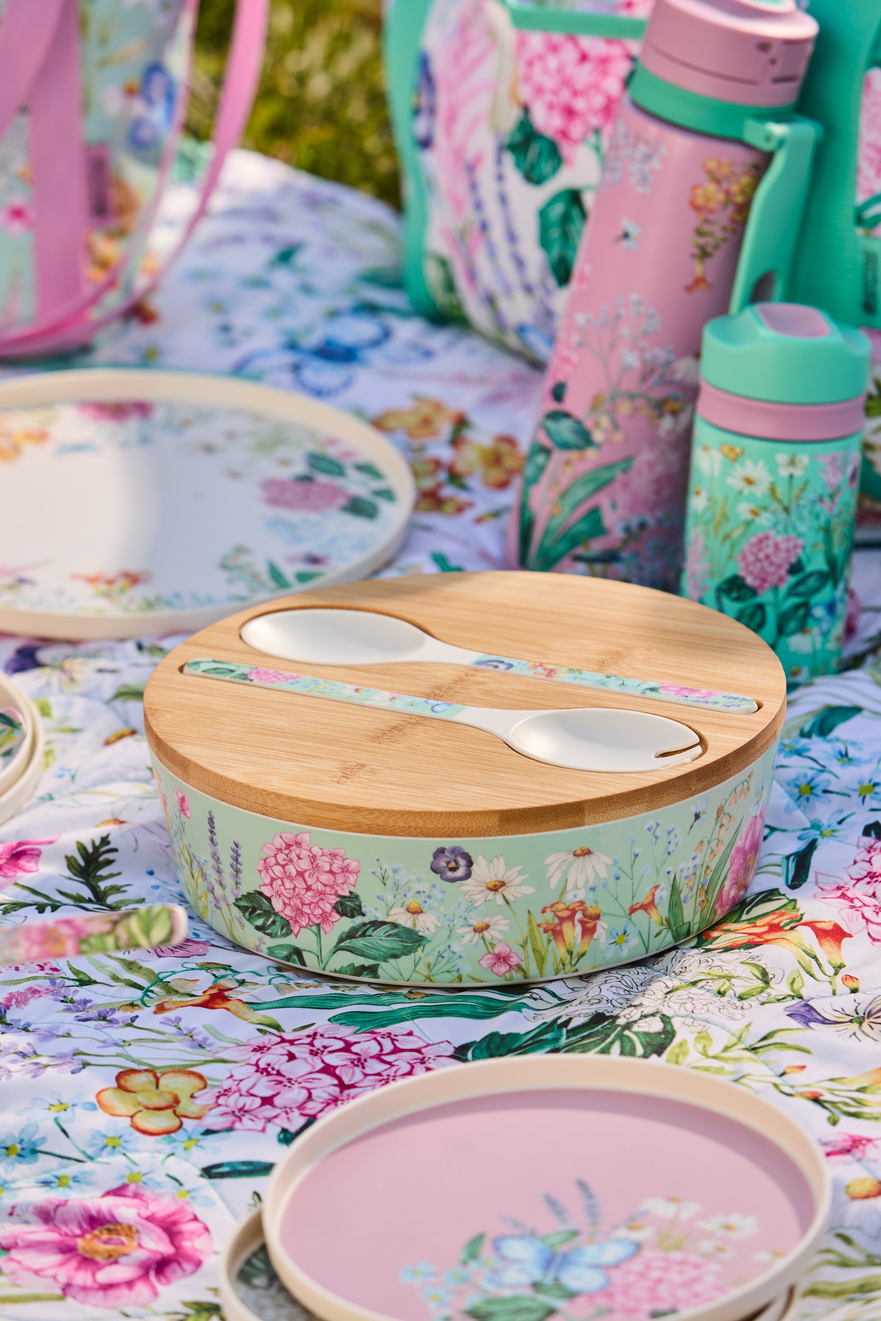 Maxwell & Williams Botanica Melamine Bowl With Lid & Salad Servers - 25x9cm