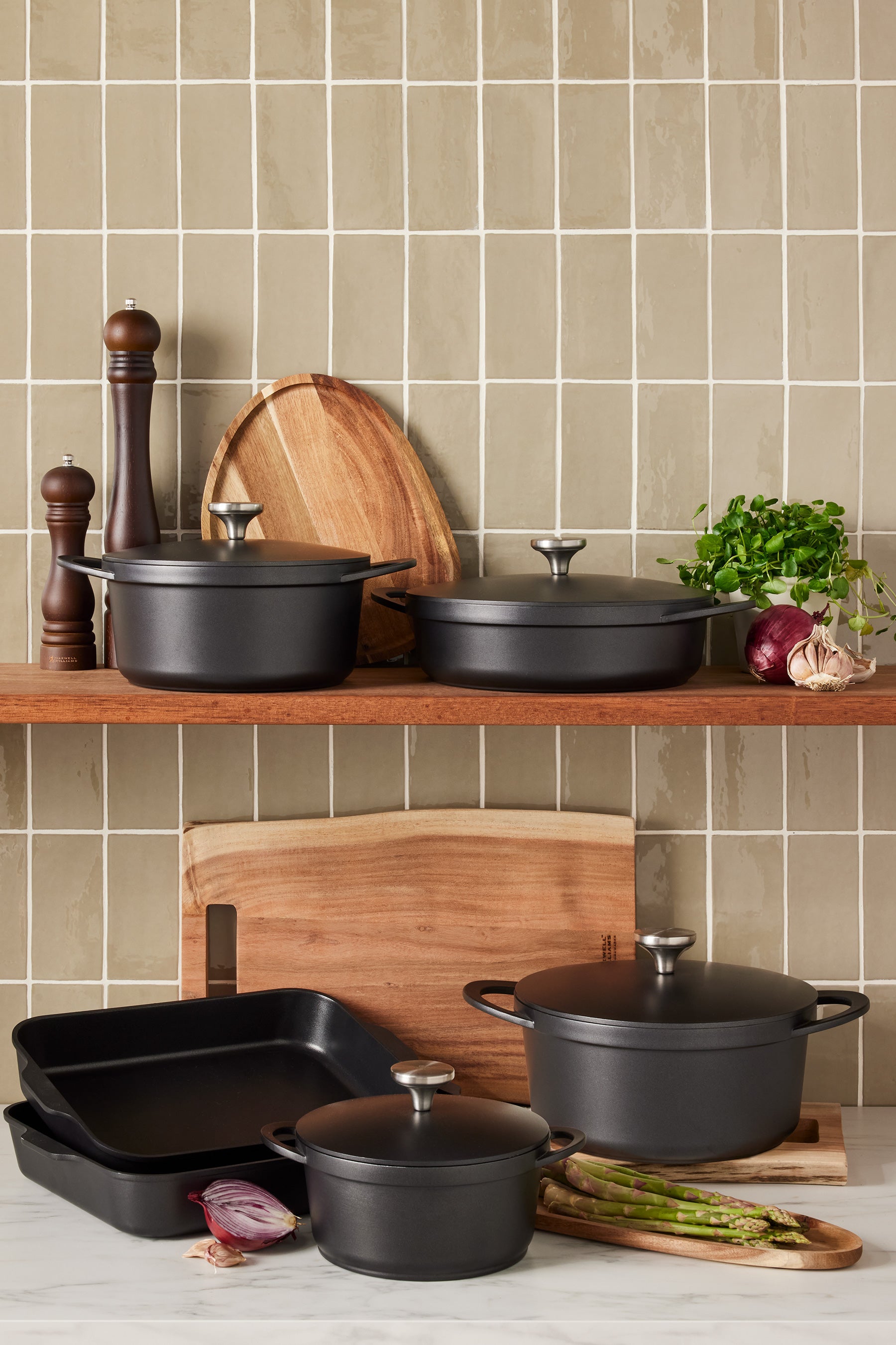 Maxwell & Williams Cast Lite Non-Stick Roaster 38x28.4x5.5cm Gift Boxed - Black